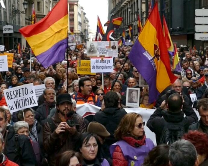 Manifestación por una Ley de Memoria (encuentroporlamemoria.org).