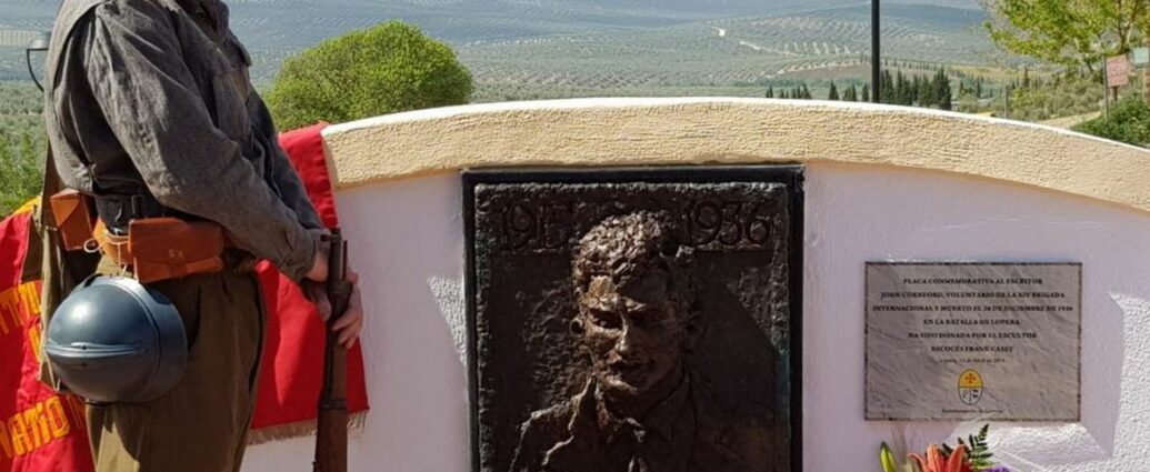 Placa conmemorativa al poeta John Cornford en Lopera.