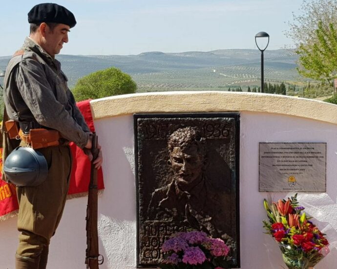 Placa conmemorativa al poeta John Cornford en Lopera.