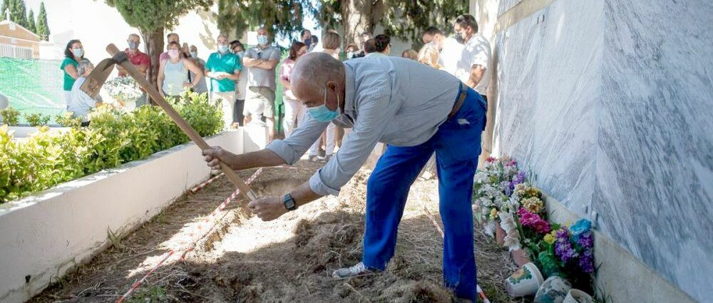 Un vecino de Trebujena, iniciando la exhumación de represaliados, de forma simbólica, en el cementerio municipal. (Manu García. La Voz del Sur)