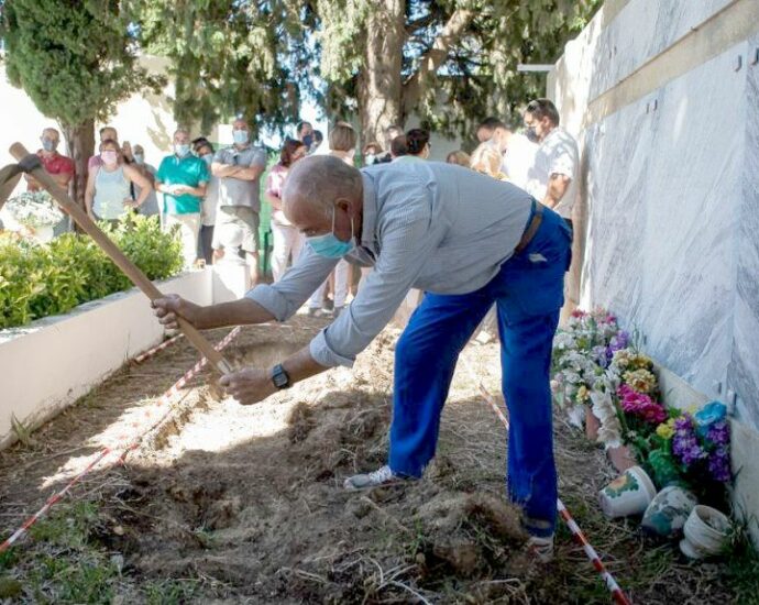 Un vecino de Trebujena, iniciando la exhumación de represaliados, de forma simbólica, en el cementerio municipal. (Manu García. La Voz del Sur)