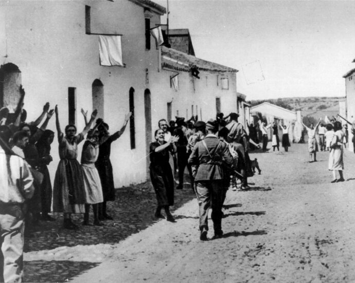 Tropas sublevadas entrando en Constantina (Sevilla).