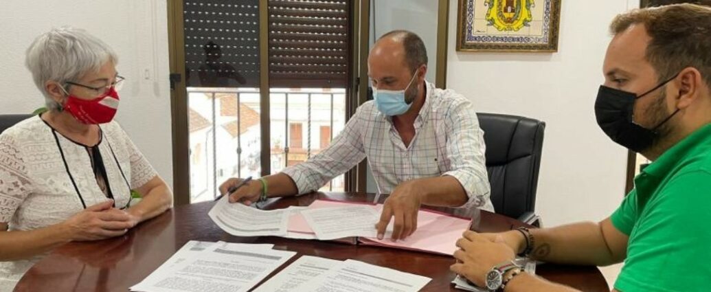 El alcalde de Los Barrios, Miguel Alconchel, el concejal delegado de Cultura, Daniel Pérez, y la presidenta de la Asociación Casa de la Memoria, Malgara García.