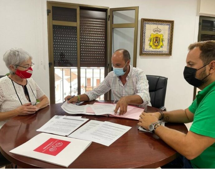 El alcalde de Los Barrios, Miguel Alconchel, el concejal delegado de Cultura, Daniel Pérez, y la presidenta de la Asociación Casa de la Memoria, Malgara García.