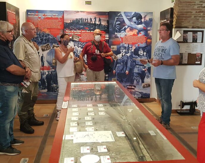 Andrés Rebolledo, presidente del Foro por la Memoria del Campo de Gibraltar, explica las características de la Casa a los integrantes del grupo poético.