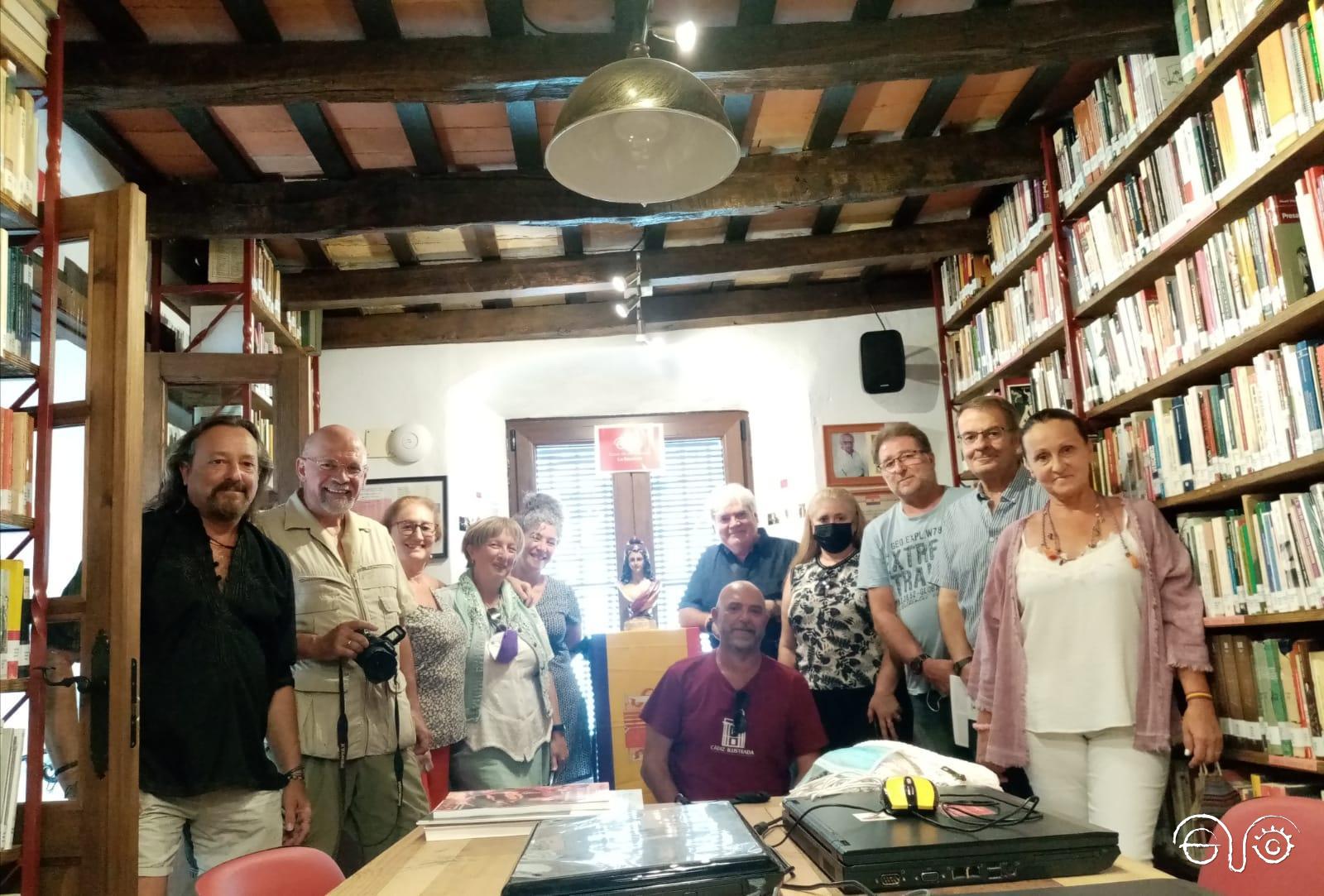 El grupo poético, en la biblioteca, con Andrés Rebolledo.