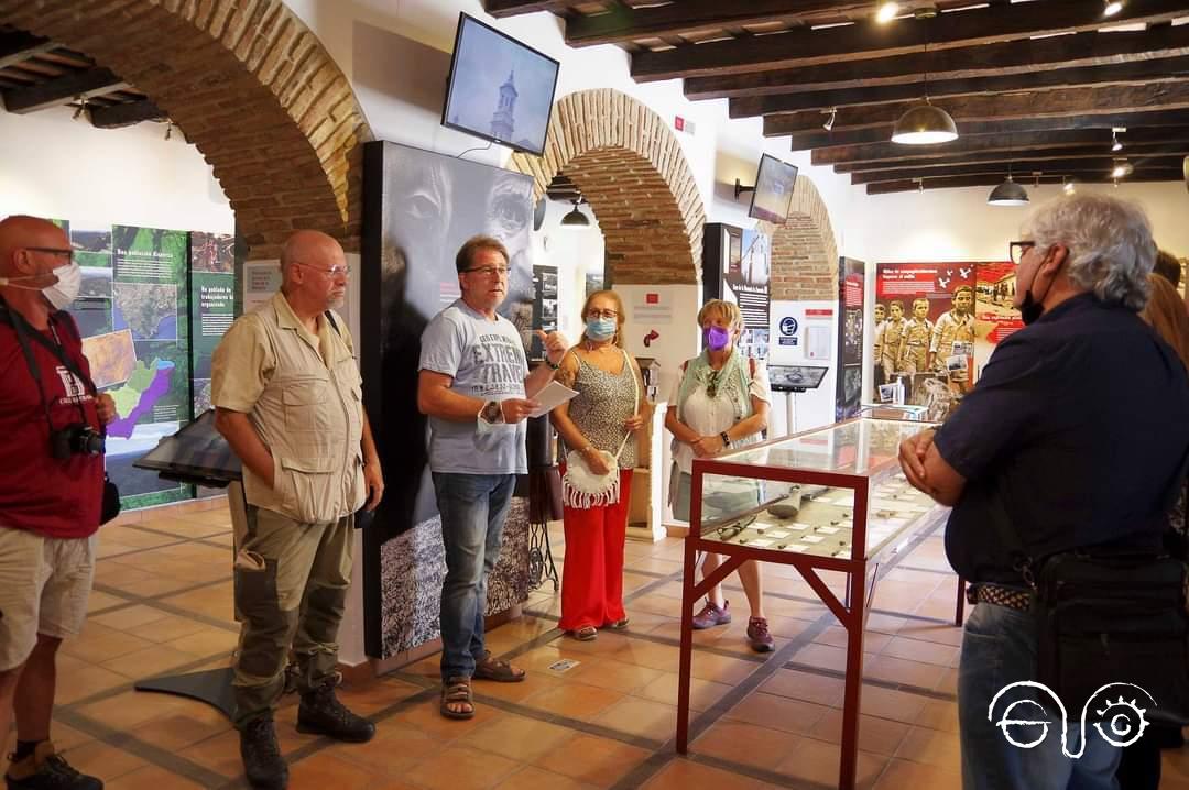 El presidente del Foro, Andrés Rebolledo, explica los contenidos de la sala de exposición permanente.