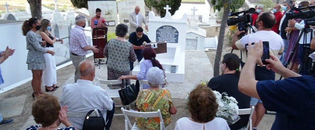Inhumación de los restos de los fusilados (Foto: Jesús Román).