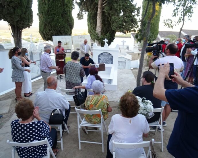 Inhumación de los restos de los fusilados (Foto: Jesús Román).