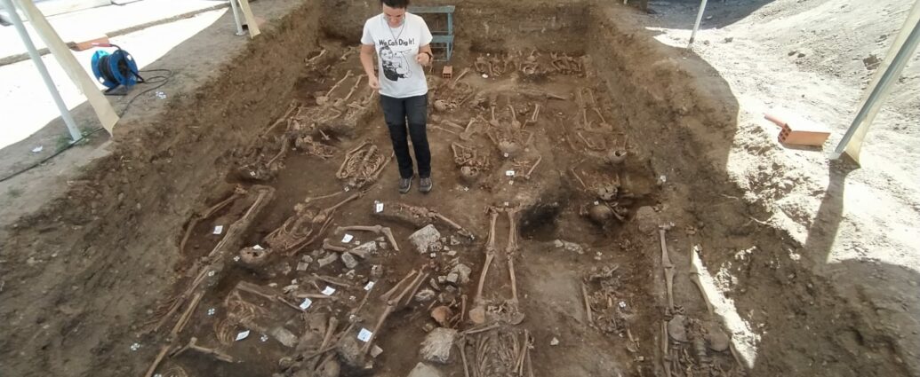 Una arqueóloga observa la fosa abierta este verano en el cementerio de Jimena de la Frontera.