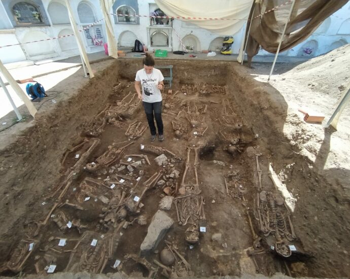 Una arqueóloga observa la fosa abierta este verano en el cementerio de Jimena de la Frontera.