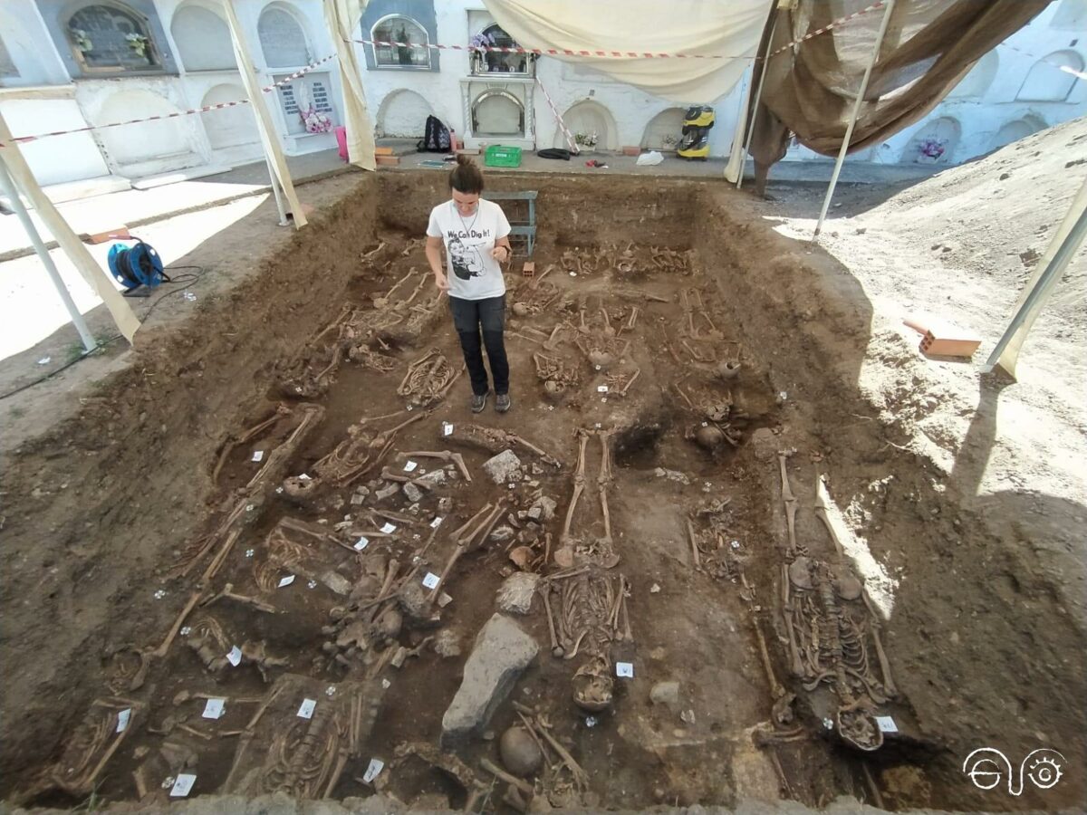 Una arqueóloga observa la fosa abierta este verano en el cementerio de Jimena de la Frontera.