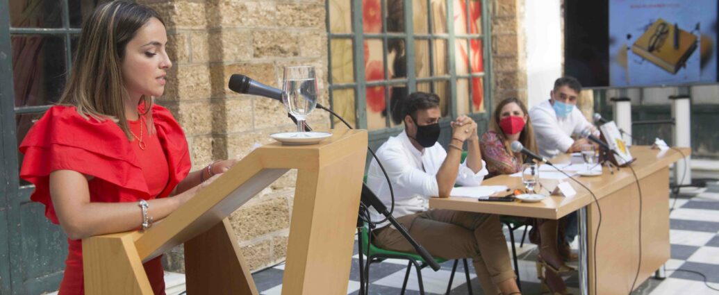 Irene Pelares, durante la presentación del libro de su padre.