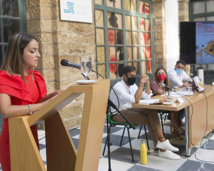 Irene Pelares, durante la presentación del libro de su padre.