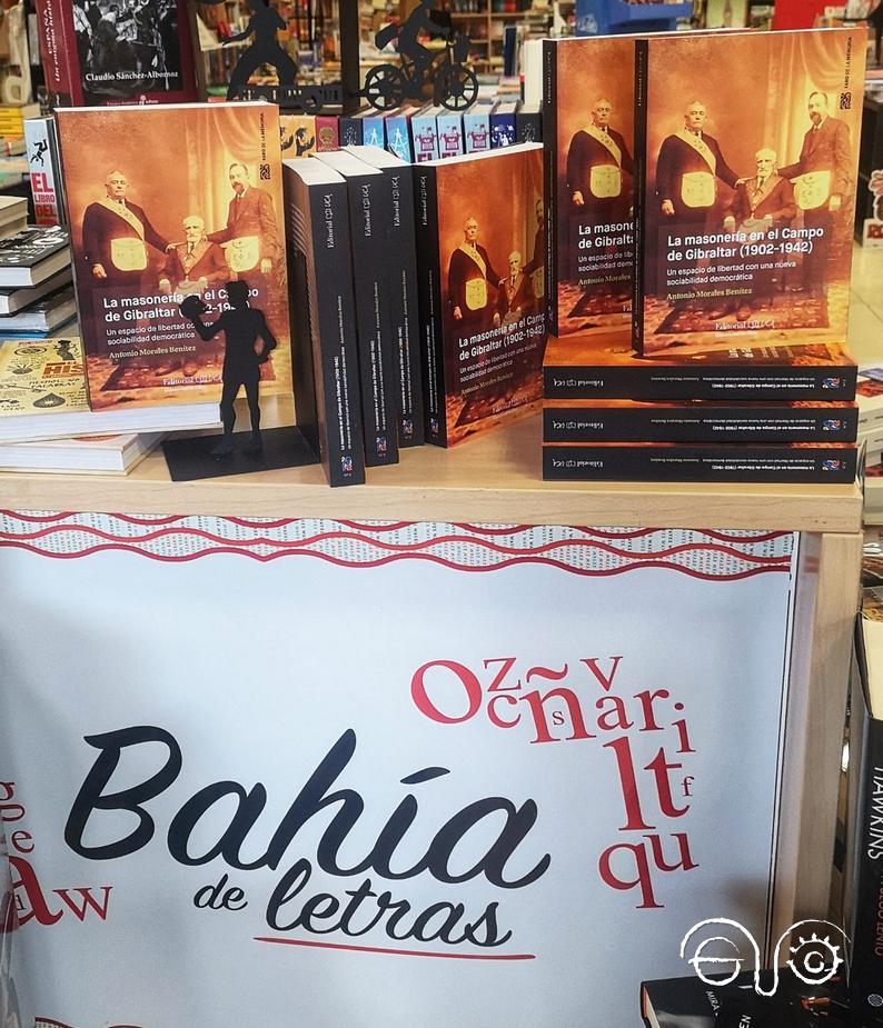 Ejemplares del libro de Antonio Morales Benítez, en un expositor de la librería.