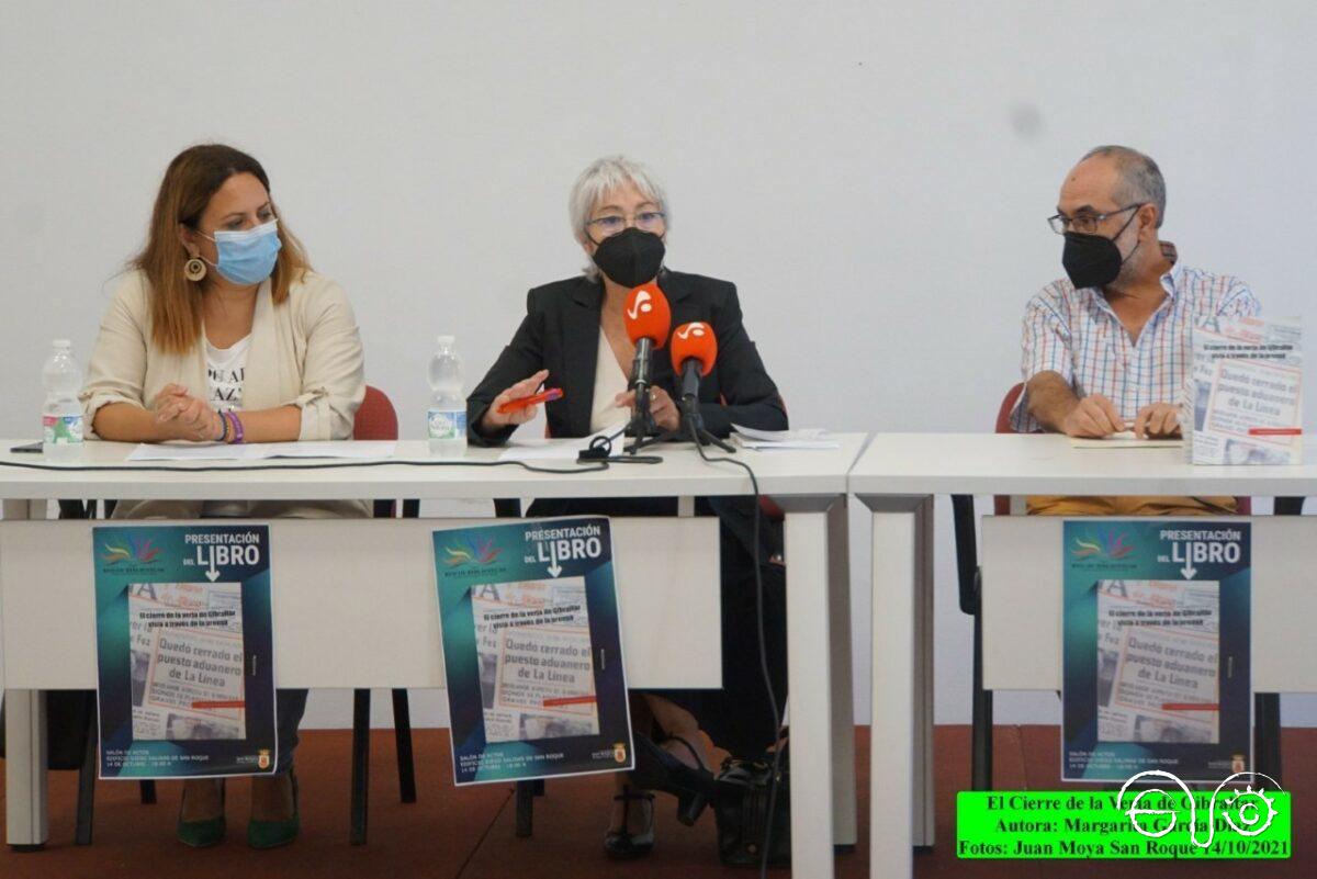 La autora, Malgara García Díaz, entre la concejala de Bibliotecas, Mónica Córdoba, y Antonio Pérez Girón, cronista oficial de San Roque.