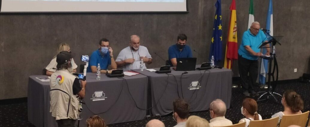 Felipe López Agüera, del Foro por la Memoria del Campo de Gibraltar, se dirige a los asistentes a la reunión.