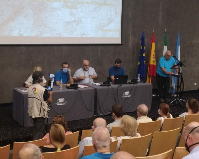 Felipe López Agüera, del Foro por la Memoria del Campo de Gibraltar, se dirige a los asistentes a la reunión.