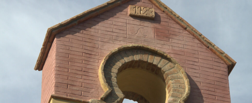 Fragmento de la fachada restaurada de la ermita de La Sauceda.