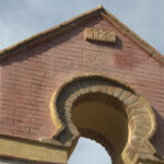 Fragmento de la fachada restaurada de la ermita de La Sauceda.