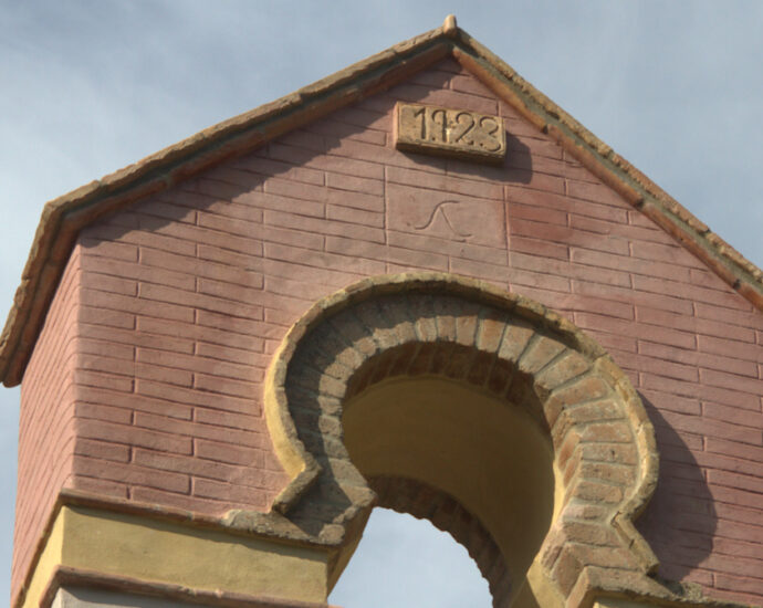 Fragmento de la fachada restaurada de la ermita de La Sauceda.