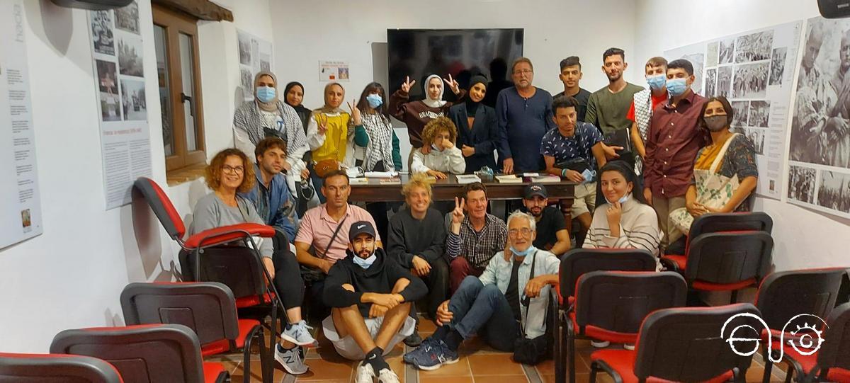 Fotografía de grupo en el salón de actos.