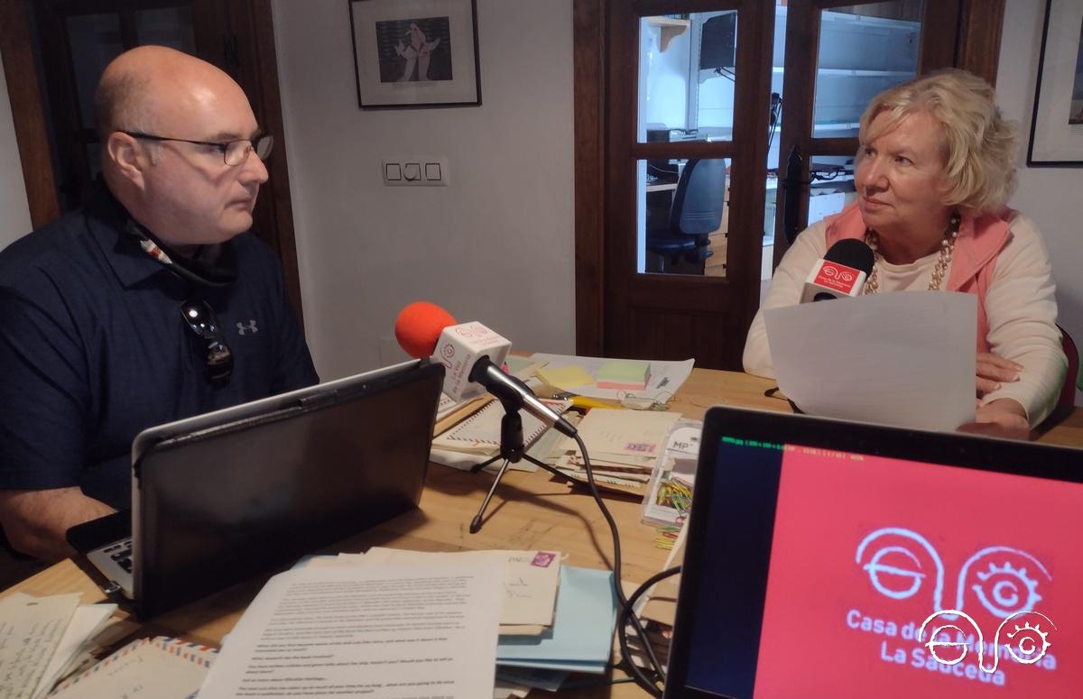 Francis Silva y Debbie Eade, en La Voz de la Memoria de la Casa de la Memoria La Sauceda.