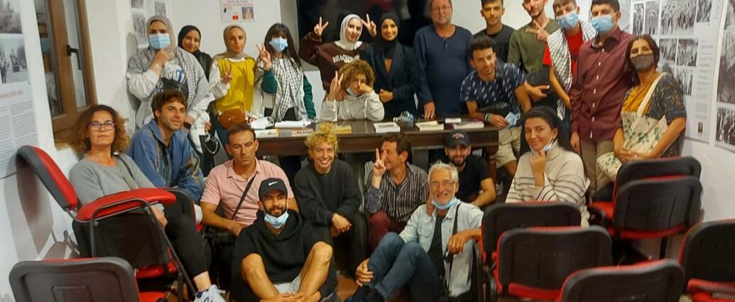 Grupo de jóvenes palestinos, de visita en la Casa de la Memoria La Sauceda.