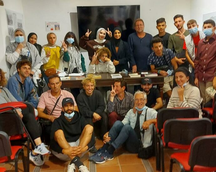 Grupo de jóvenes palestinos, de visita en la Casa de la Memoria La Sauceda.