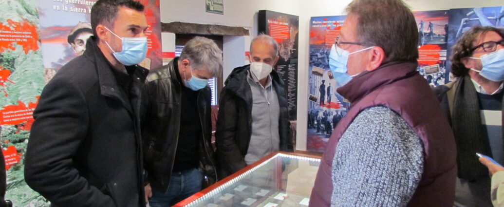 Martín Vila, en la sala de exposición permanente de la Casa de la Memoria, atiende la explicación de Andrés Rebolledo.
