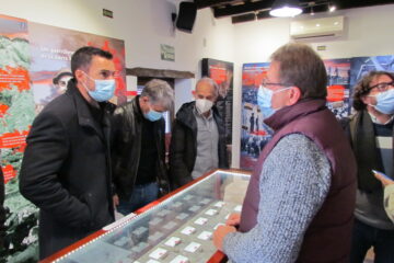 Martín Vila, en la sala de exposición permanente de la Casa de la Memoria, atiende la explicación de Andrés Rebolledo.