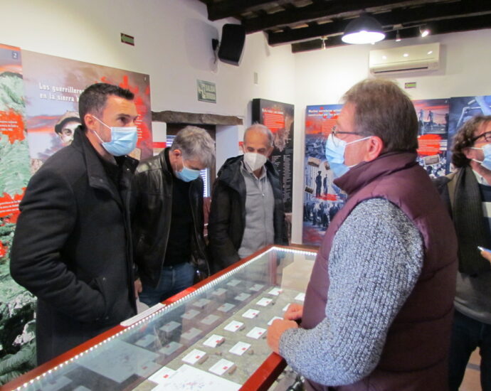 Martín Vila, en la sala de exposición permanente de la Casa de la Memoria, atiende la explicación de Andrés Rebolledo.
