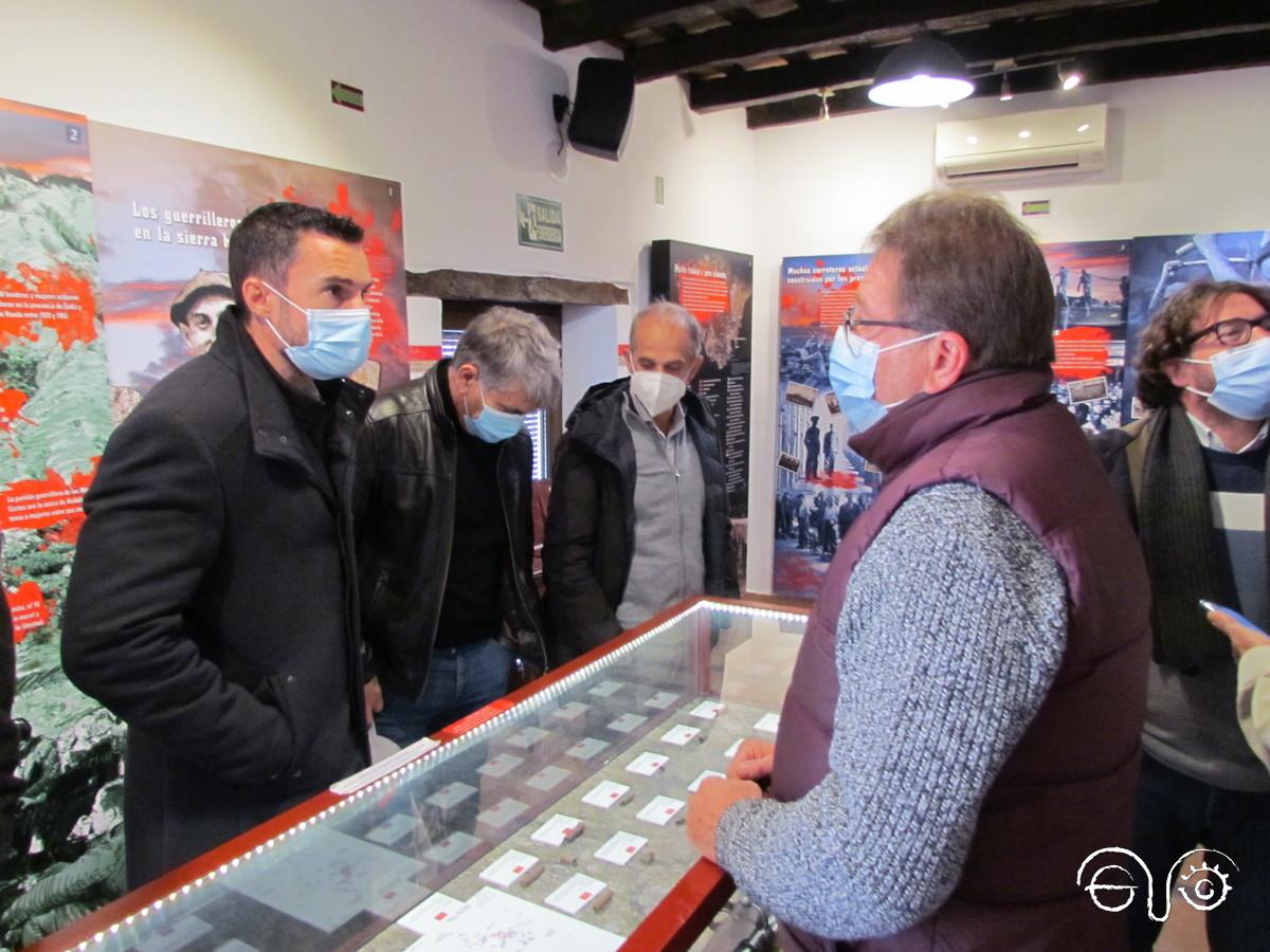 Martín Vila, en la sala de exposición permanente de la Casa de la Memoria, atiende la explicación de Andrés Rebolledo.