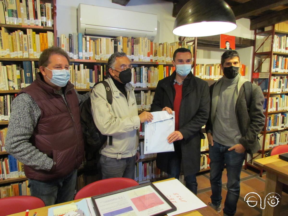 Andrés Rebolledo y Antonio Yerga entregan a Martín Vila las láminas de Andrés Vázquez de Sola, para la futura biblioteca de la casa de Varela.