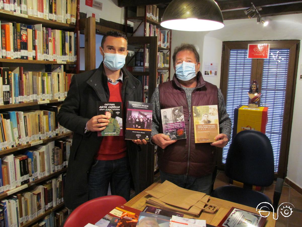 Andrés Rebolledo, en nombre de la Casa de la Memoria, dona una serie de libros a Martín Vila para la futura biblioteca de la casa de Varela.