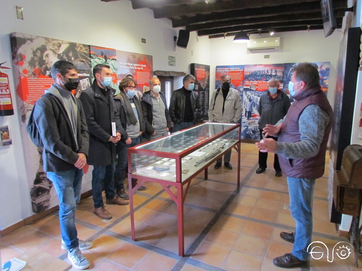 Participantes en la visita guiada a la Casa de la Memoria.