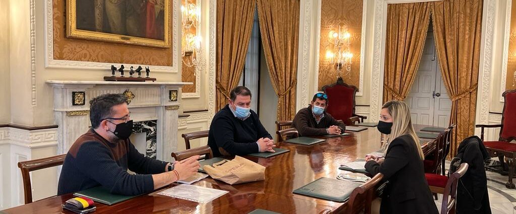 La diputada provincial Lucia Trujillo, con el alcalde y concejales de Espera.