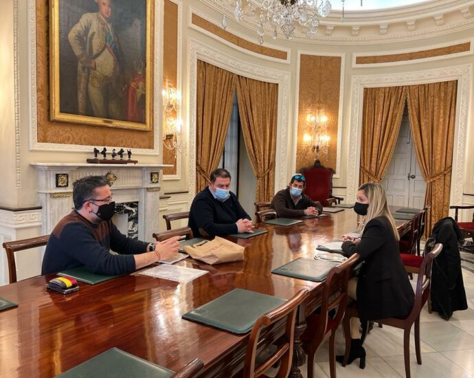 La diputada provincial Lucia Trujillo, con el alcalde y concejales de Espera.