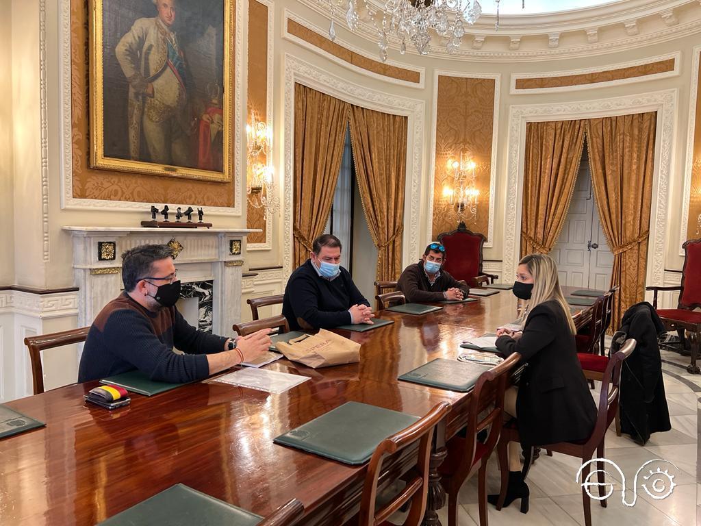 La diputada provincial Lucia Trujillo, con el alcalde y concejales de Espera.