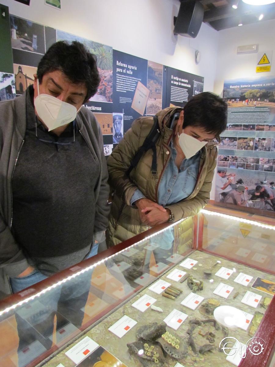 Nieves Concostrina y Jesús Pozo observan una de las vitrinas de la exposición permanente.