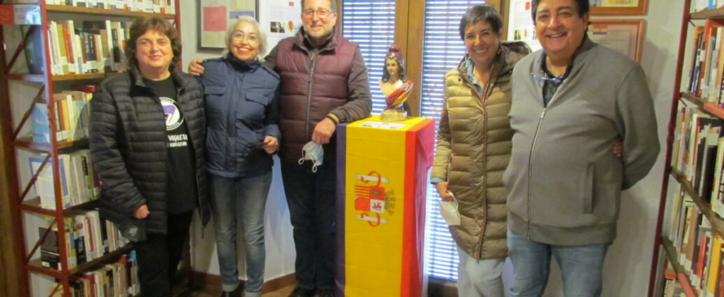 Nieves Concostrina y Jesús Pozo, con Andrés Rebolledo, Margarita García y Asun Gálvez, de la Asociación Casa de la Memoria, en la biblioteca.