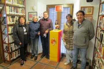 Nieves Concostrina y Jesús Pozo, con Andrés Rebolledo, Margarita García y Asun Gálvez, de la Asociación Casa de la Memoria, en la biblioteca.