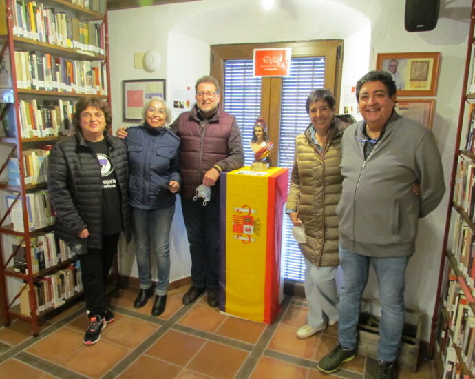 Nieves Concostrina y Jesús Pozo, con Andrés Rebolledo, Margarita García y Asun Gálvez, de la Asociación Casa de la Memoria, en la biblioteca.