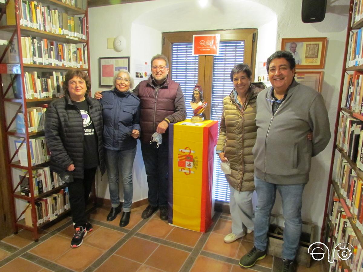 Nieves Concostrina y Jesús Pozo, con Andrés Rebolledo, Margarita García y Asun Gálvez, de la Asociación Casa de la Memoria, en la biblioteca.