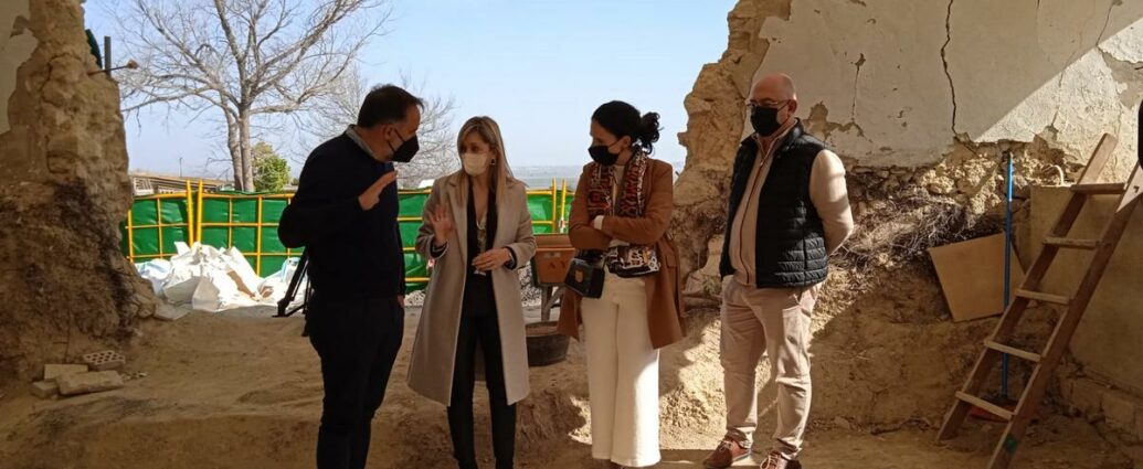 Visita a fosa común en el cementerio municipal de Trebujena.