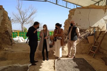Visita a fosa común en el cementerio municipal de Trebujena.