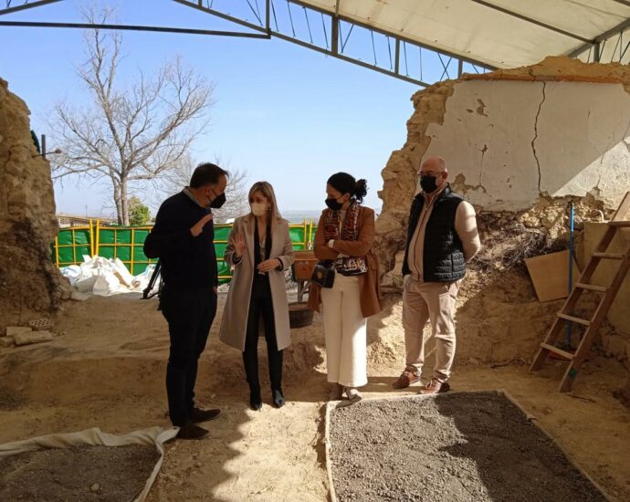 Visita a fosa común en el cementerio municipal de Trebujena.