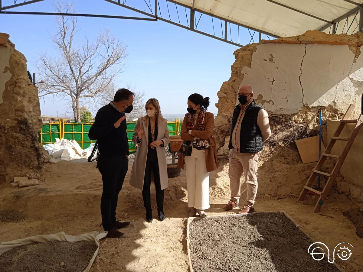 Visita a fosa común en el cementerio municipal de Trebujena.