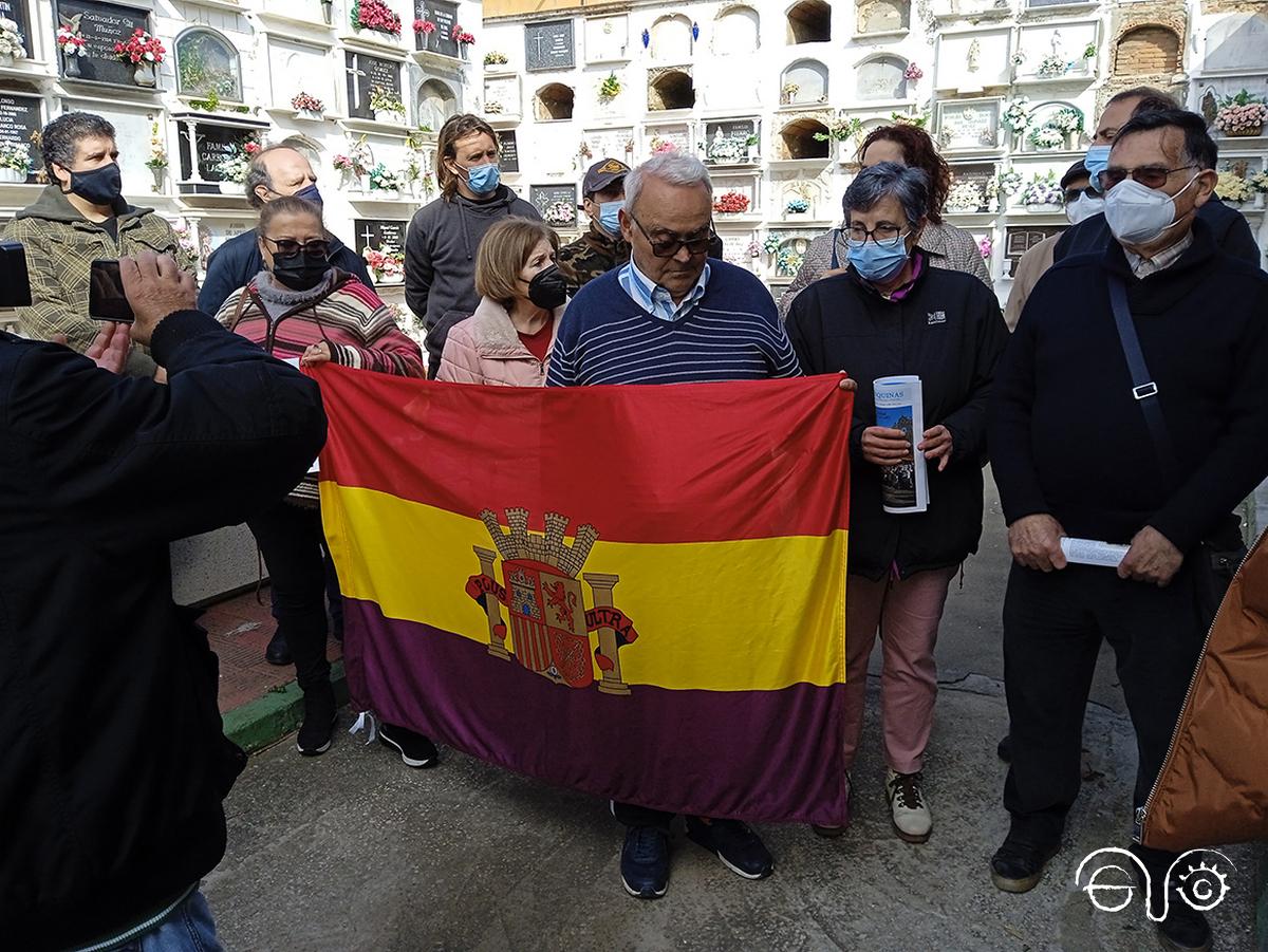 Asistentes al acto previo al inicio de los trabajos de localización de fosas comunes.