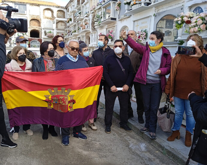 Asistentes al acto previo al inicio de los trabajos de localización de fosas comunes.